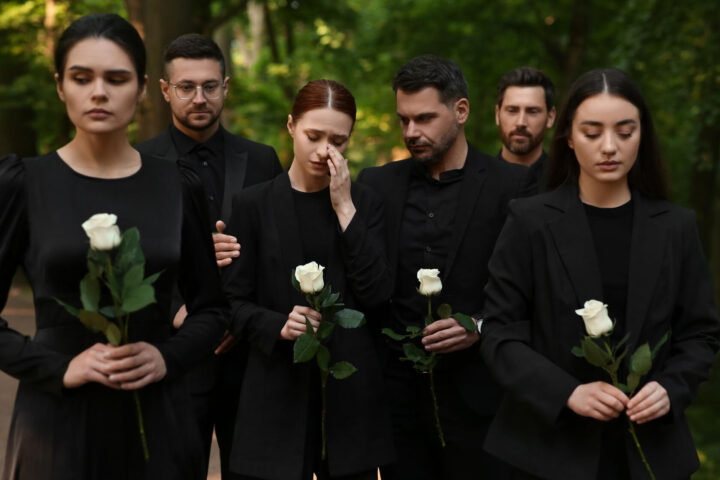 Как вести себя на похоронах: правила траурного этикета